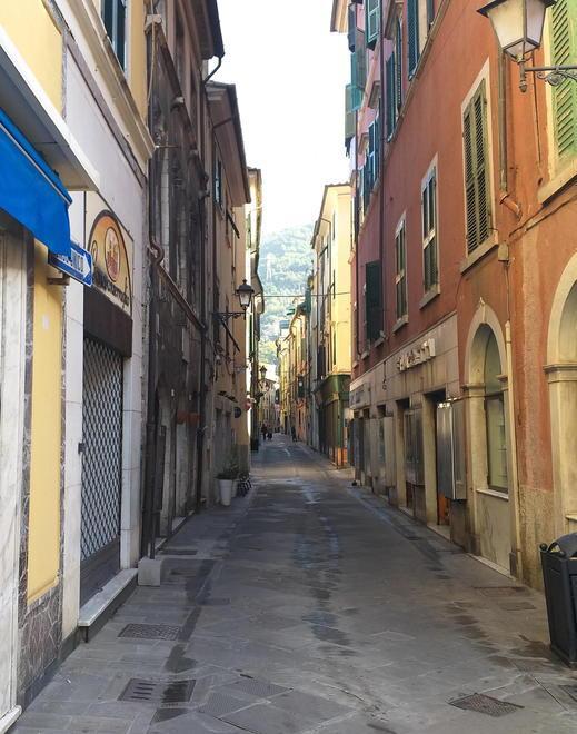 Via Santa Maria, qui molti megozi chiusi