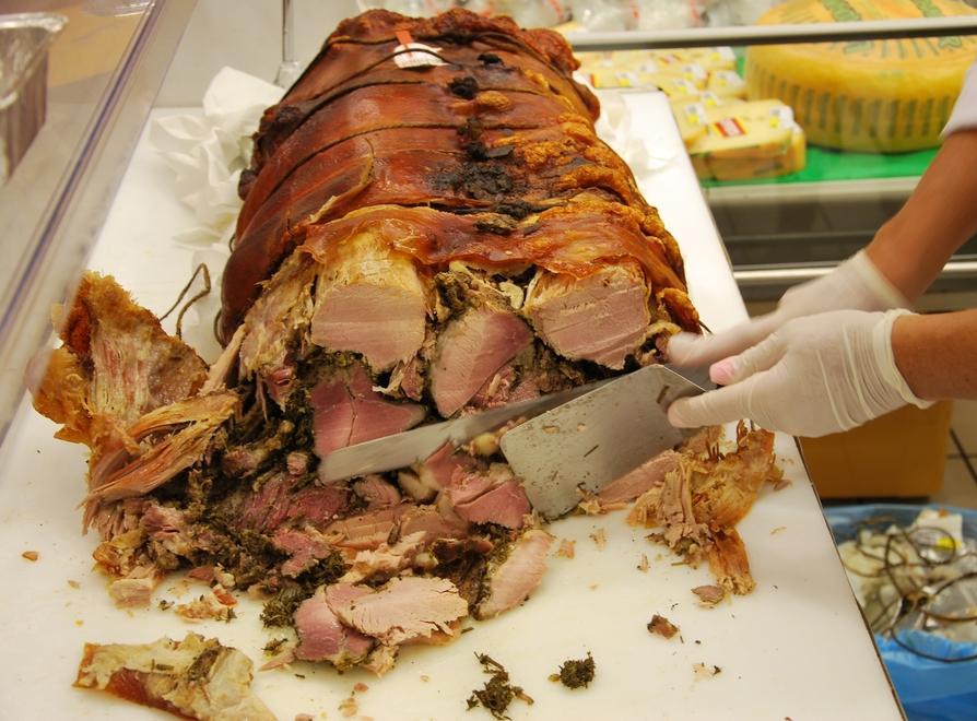 Castelnovo Sotto, pranzo suino e solidale: protagonista la porchetta 