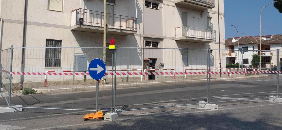 La strada chiusa dopo il crollo della palazzina a fine agosto (Foto BF)