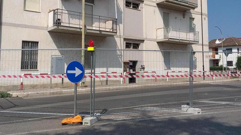 La strada chiusa dopo il crollo della palazzina a fine agosto (Foto BF)