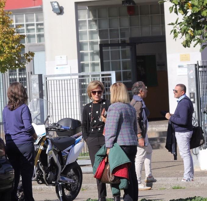 I docenti del Dagomari davanti ai cancelli della scuola fanno da scudo agli studenti
