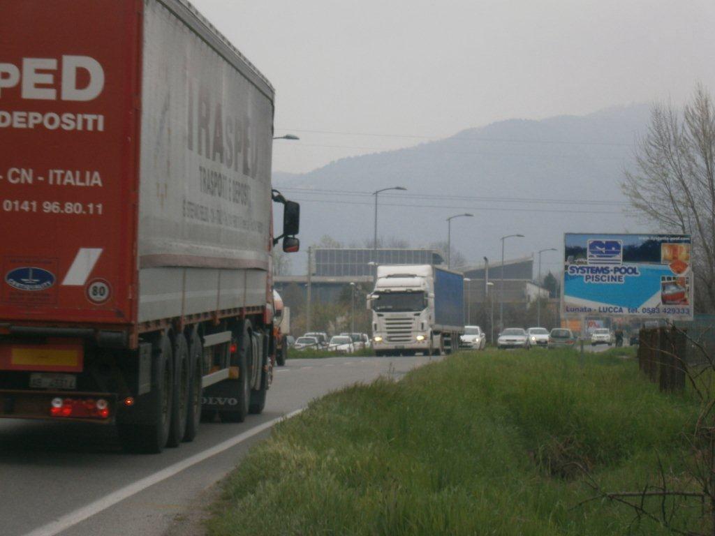 Tre auto si scontrano: due feriti. Uno è grave