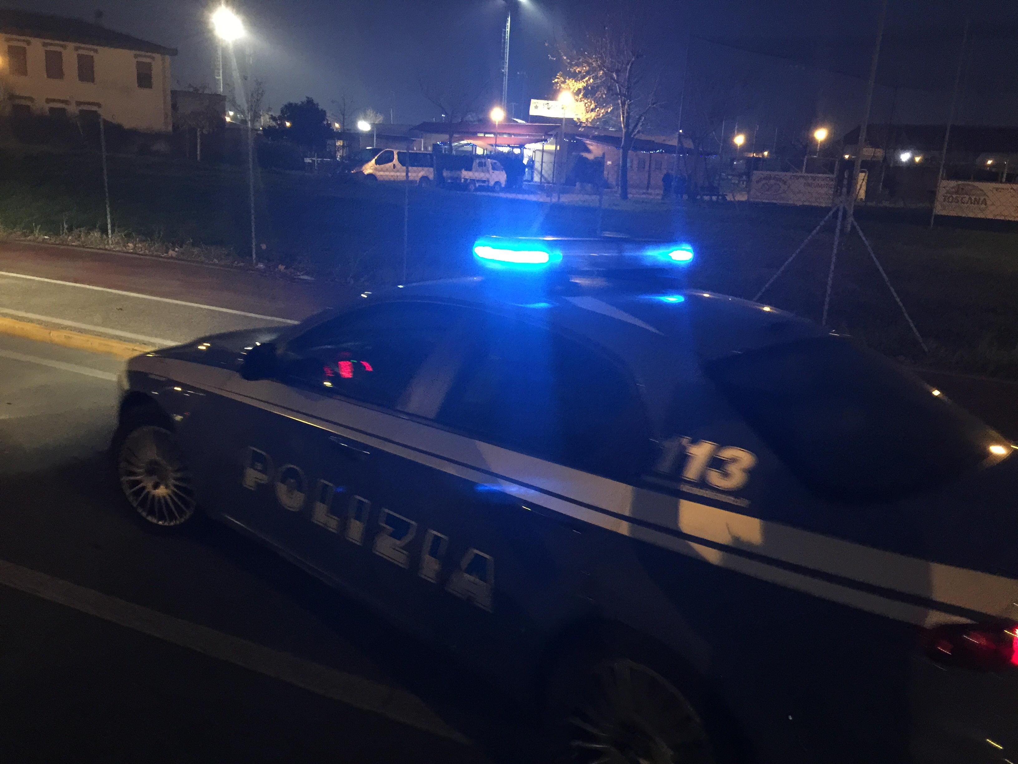 Una volante della polizia di Stato (foto d'archivio)