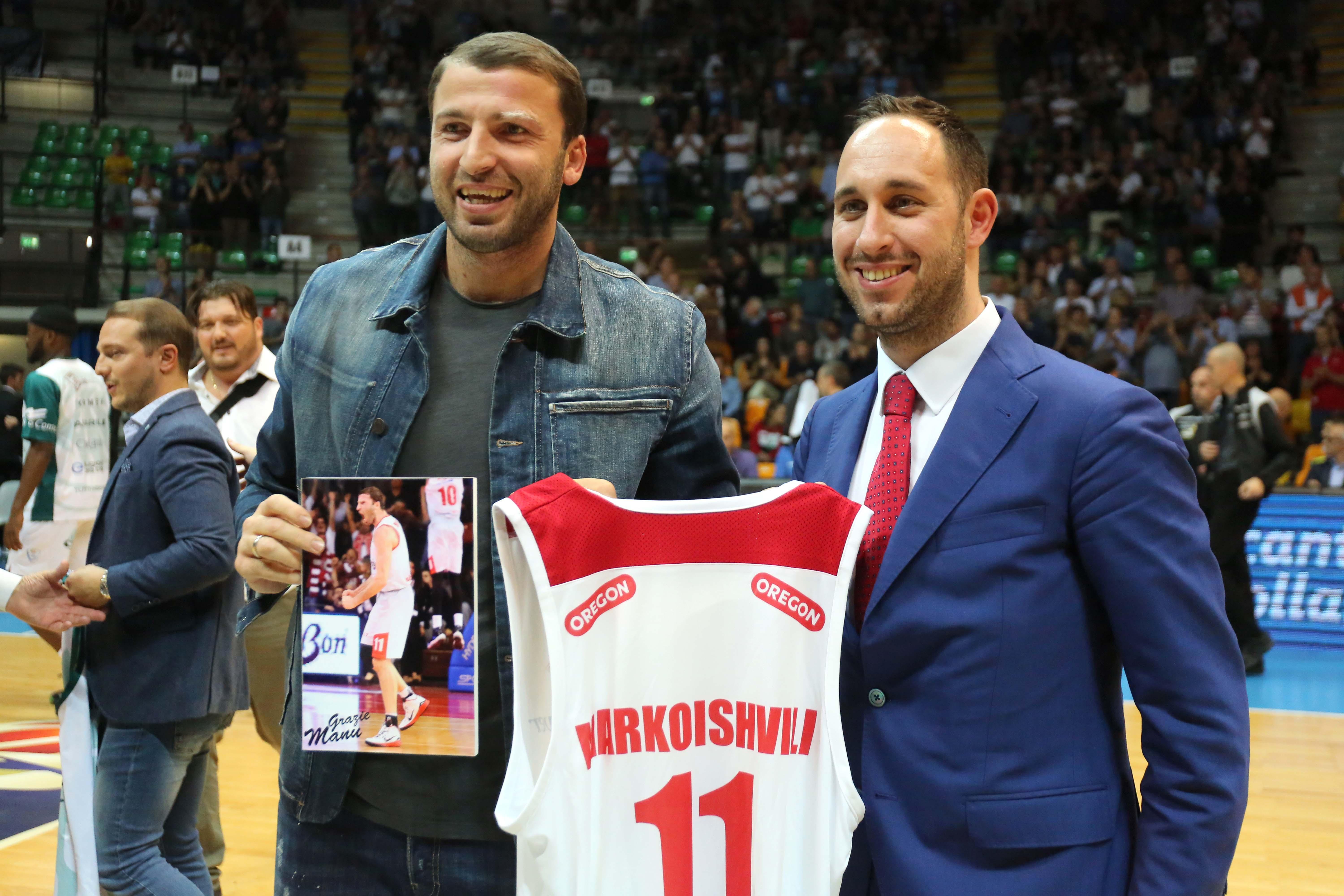 Il dg Filippo Barozzi a Cantù consegna un ricordo del club al campione Manu Markoishvili