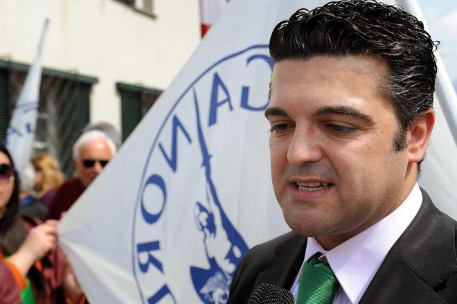  La Lega travolta dallo scandalo, Bossi si dimette "Non ci lasciamo rovinare da&nbsp;quattro mele marce" 