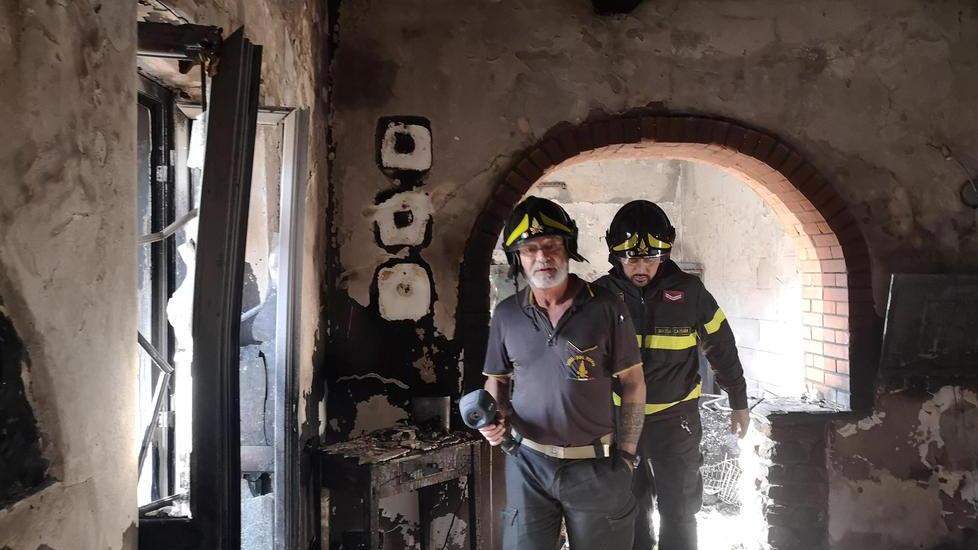 Terrore per un incendio nella notte tra martedì 22 e mercoledì 23. Giovane intossicata, undici sfollati