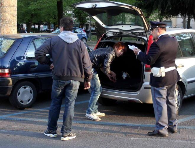 Rissa tra giovani cinesi in piazza, sette feriti 