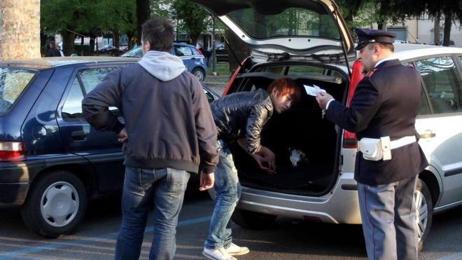 Rissa tra giovani cinesi in piazza, sette feriti