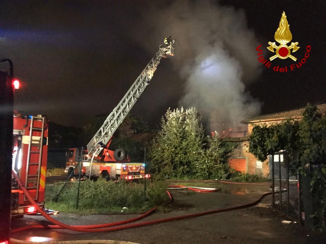 I vigili del fuoco in azione nel capannone abbandonato