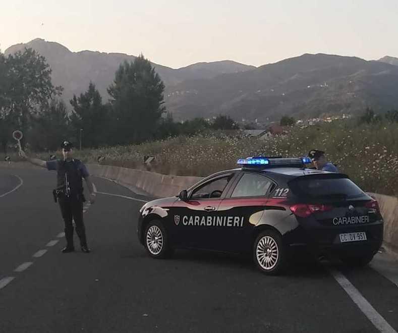 Rischiano di travolgere pedoni percorrendo strade strette a 120 all’ora 