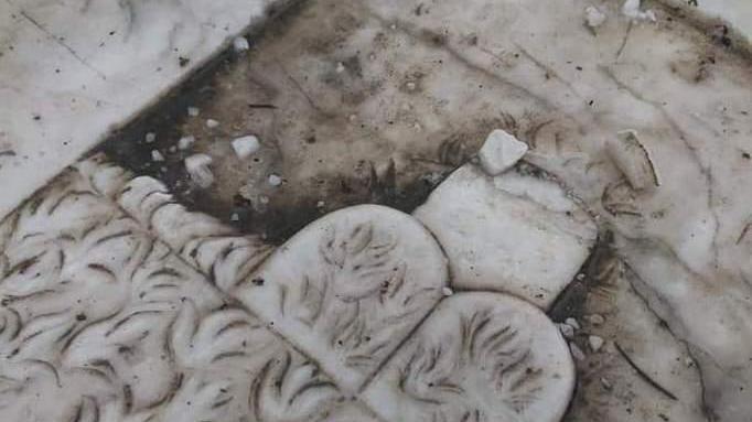 Bassorilievi danneggiati e nessuno è mai intervenuto