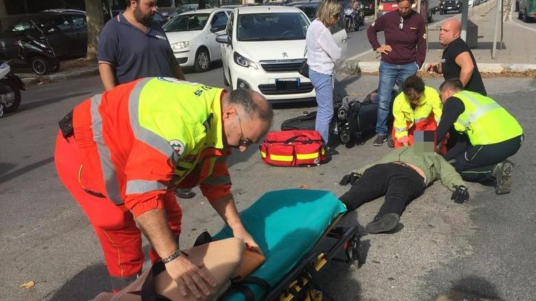 Motociclista centrato da un’auto