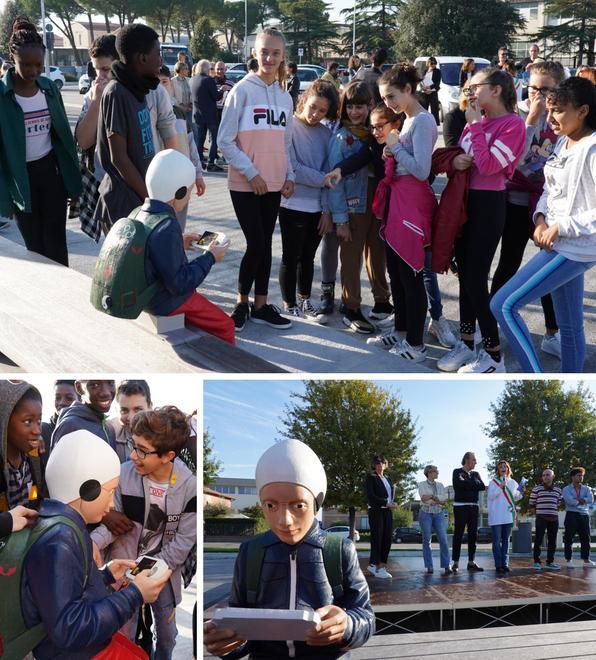 Giommy con il suo smartphone fa riflettere su social e relazioni 