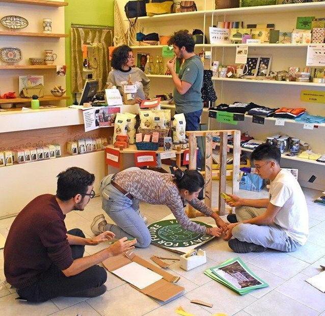 Vetrina “equa e solidale” alla Bottega del Mondo 