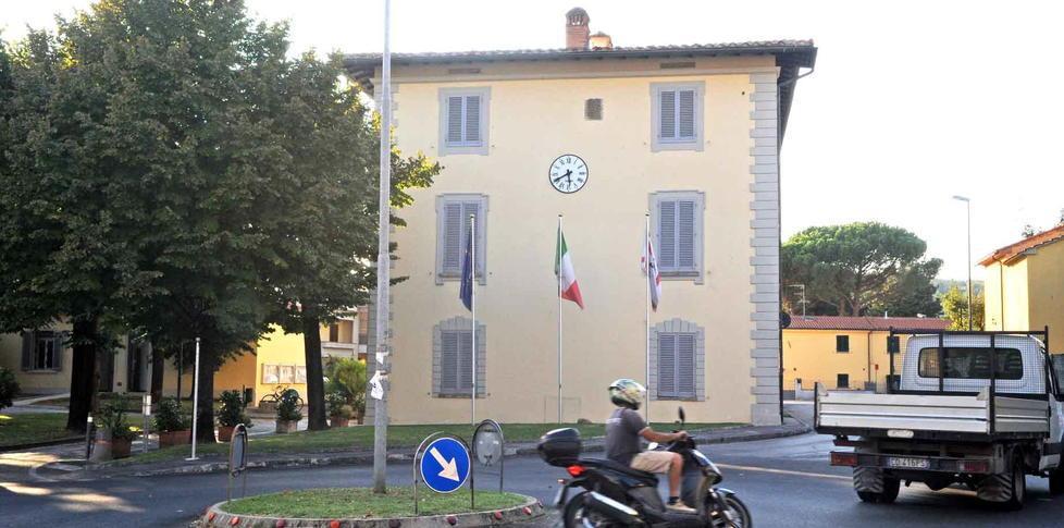 Palazzo comunale, tutti gli infissi verranno sostituiti 