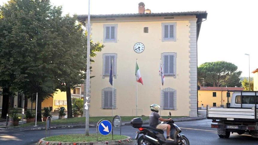 Palazzo comunale, tutti gli infissi verranno sostituiti