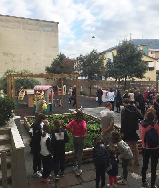 Bambini e nonni insieme per inaugurare l’orto 
