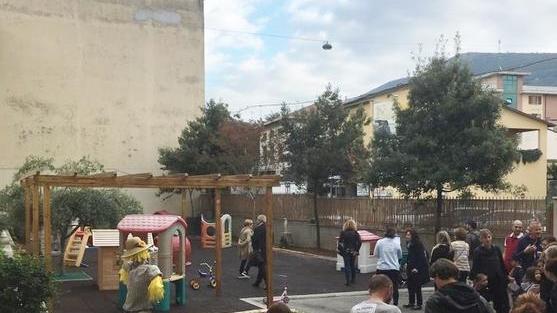 Bambini e nonni insieme per inaugurare l’orto