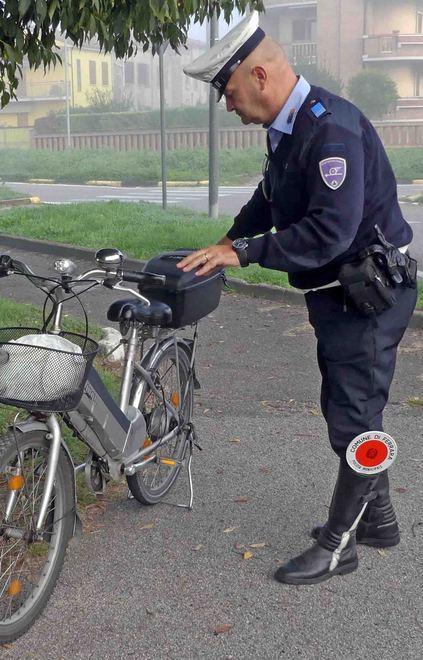 Cade in bici e sbatte la testa