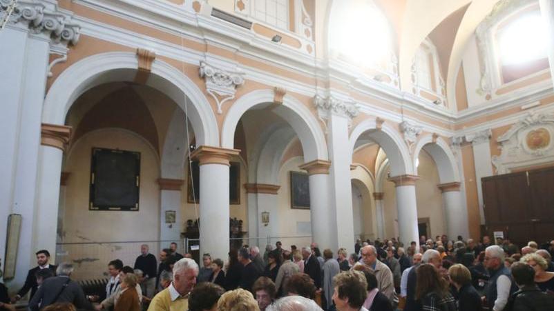 Una folla per Carlo «Vivevi per i tuoi cari Tutto il paese ti piange»