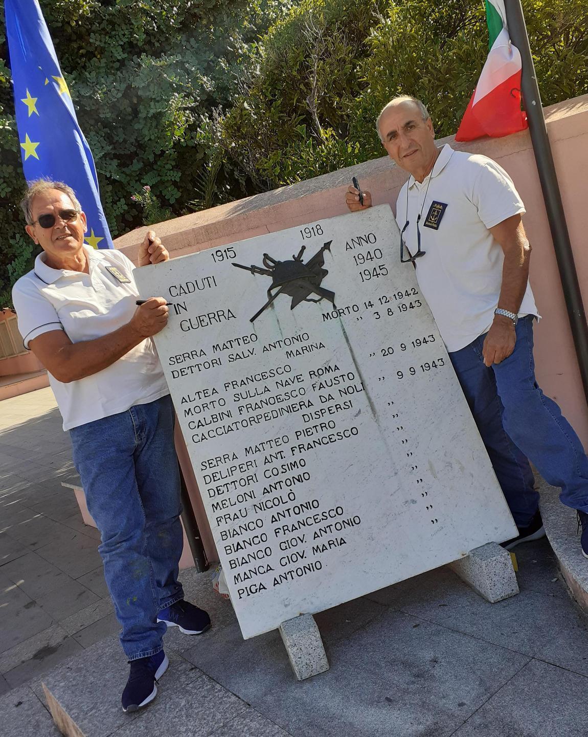 L’associazione marinai ripulisce la lapide dei caduti in guerra - La ...