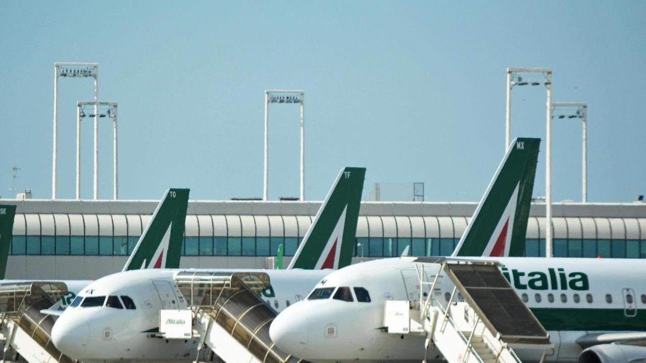Alitalia, collegamenti a rischio cancellati 14 voli con l’isola
