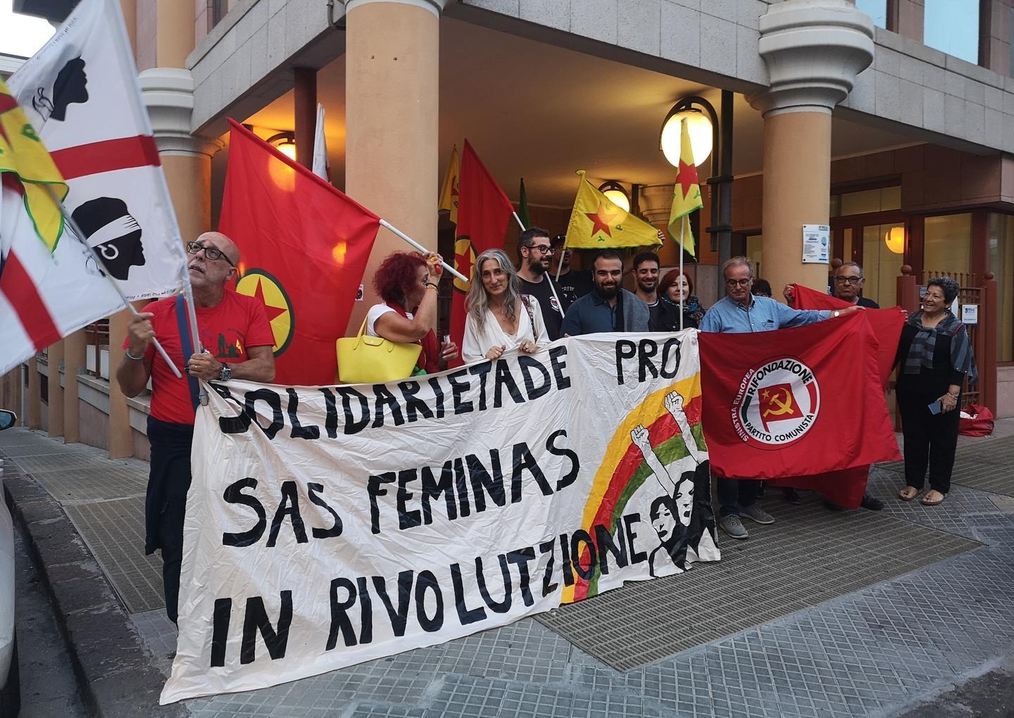 Davanti alla sede della Dinamo per sostenere il popolo curdo