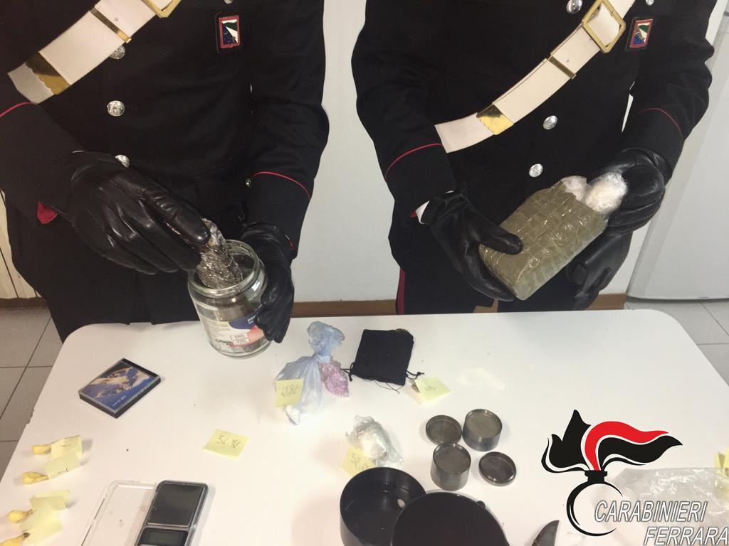 Il materiale sequestrato dai carabinieri nell'abitazione di Berra