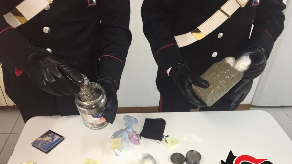 Il materiale sequestrato dai carabinieri nell'abitazione di Berra
