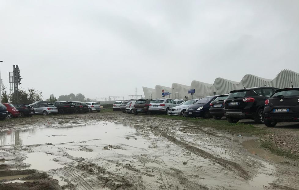 Reggio Emilia, tra fango e acquitrini parcheggiare alla Mediopadana è una vergogna 