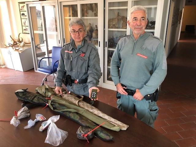 Il registratore e le armi sequestrate dalla Polizia municipale