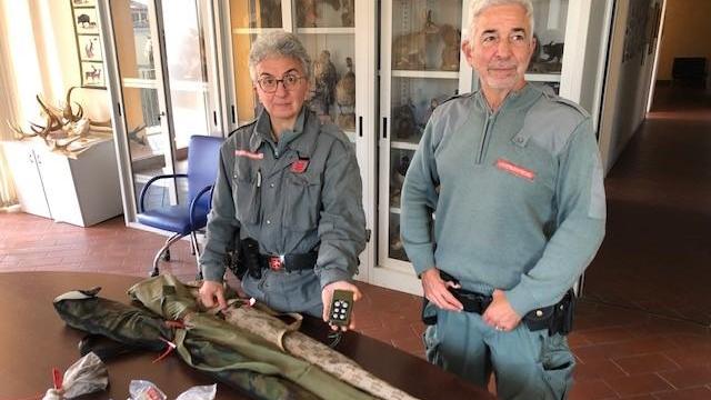 Il registratore e le armi sequestrate dalla Polizia municipale