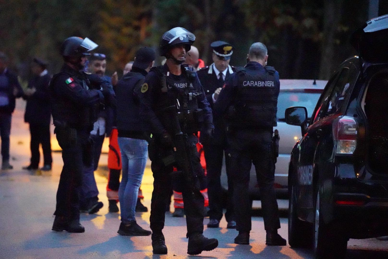 Barricato in casa, in azione per la prima volta il "commando" degli uomini-Robocop 