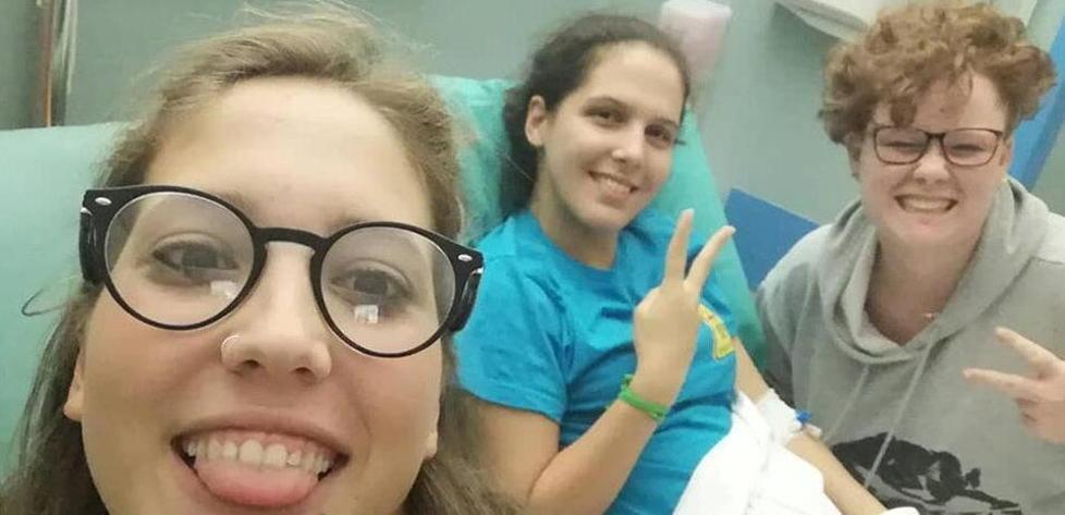 Giulia Migliacci (al centro) con due amiche al pronto soccorso