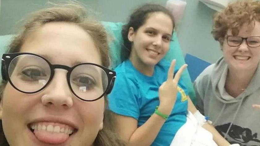 Giulia Migliacci (al centro) con due amiche al pronto soccorso