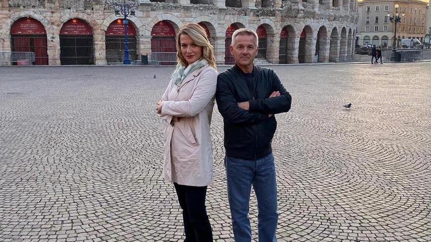 Nicola Larini con Margherita Adamo davanti all'Arena di Verona
