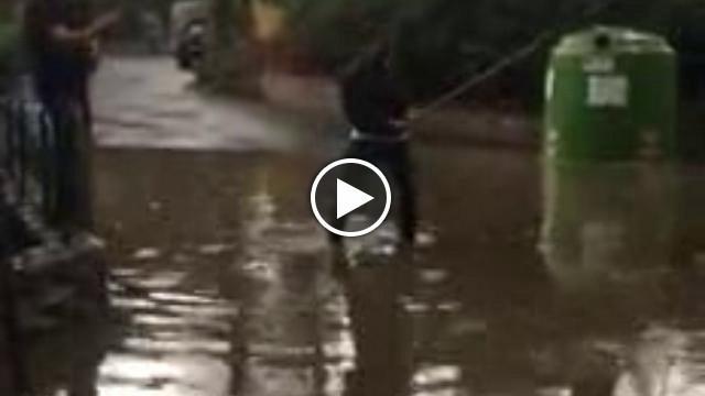 Marina di Castagneto, a pesca sulla strada allagata  