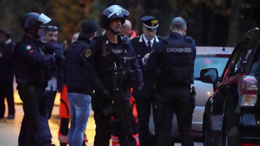 Spara, minaccia e si barrica in casa Il commerciante terrorizza il paese