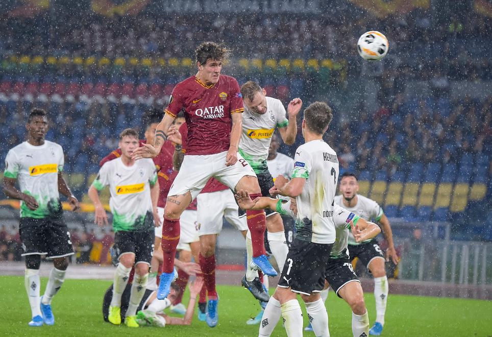 L’arbitro beffa la Roma, Lazio incredibile harakiri 