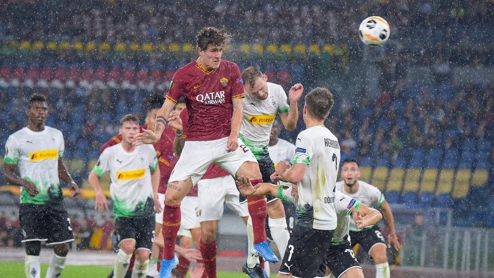 L’arbitro beffa la Roma, Lazio incredibile harakiri