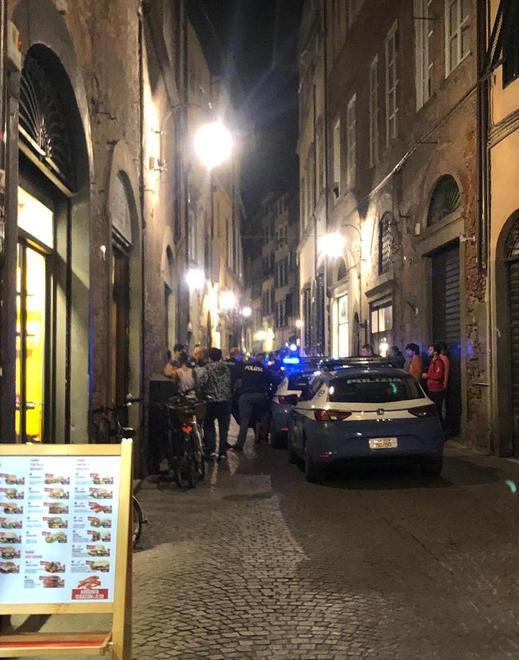 Minaccia i passanti del centro mimando il taglio della gola 