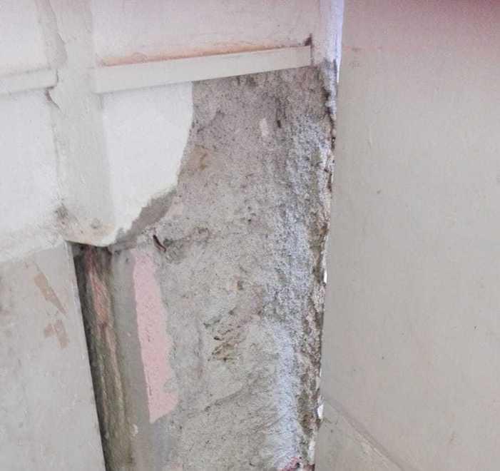 Cadono calcinacci nella scuola i tredici alunni traslocano 