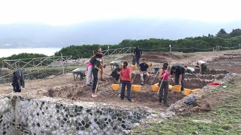 Archeologi al lavoro alle Grotte