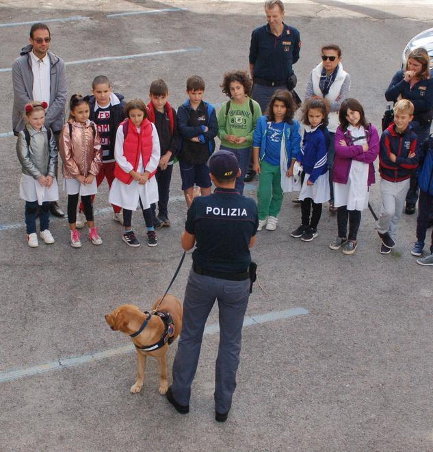 Gli alunni delle scuole in visita dalla polizia