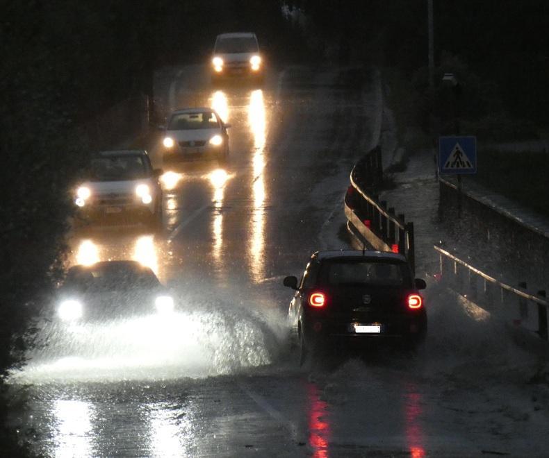 Bomba d’acqua con negozi allagati e fognature in tilt 