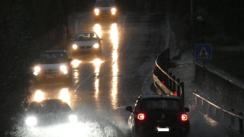 Bomba d’acqua con negozi allagati e fognature in tilt