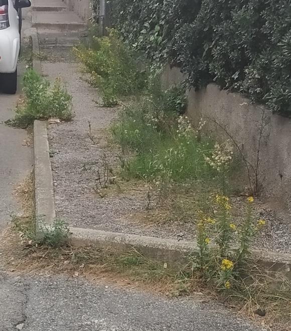 Il marciapiede di via Siciliani