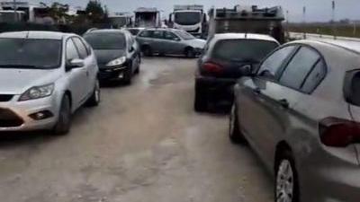 Operai senza stipendio bloccano l’accesso al deposito