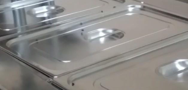 «Sala mensa invasa dalle mosche» Lite genitori-sindaca 