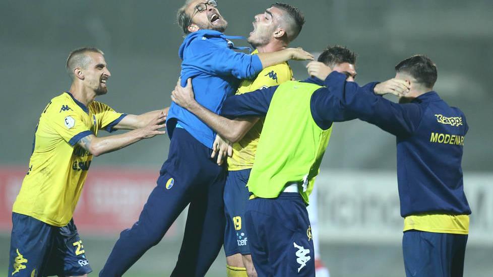 Modena fa il miracolo: si prende il derby e risorge. Rabbia Carpi